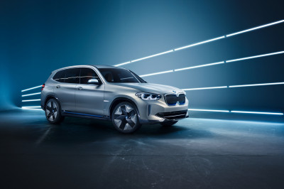 De volledig elektrische BMW iX3 zegt alvast hallo