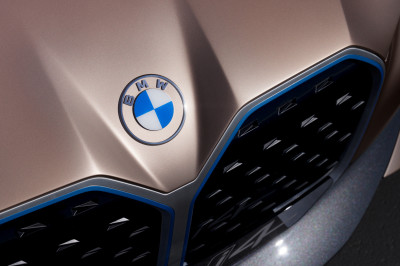 BMW heeft nieuw logo en zet nu eindelijk de klant centraal