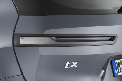 Elektrische BMW iX M60 is sneller dan zijn controversiële schaduw