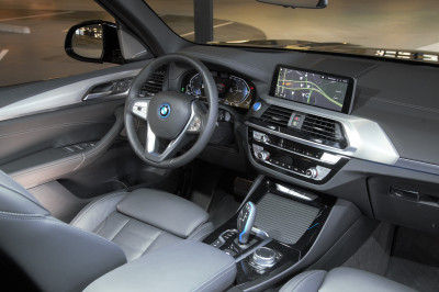 De elektrische BMW iX3 in 5 vragen: waarom hij 20.000 euro duurder is dan een Volkswagen ID.4 ...