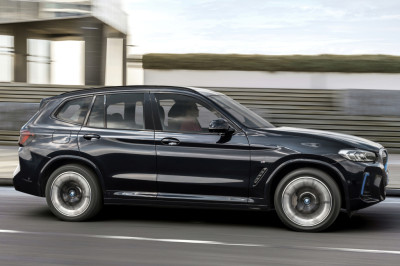 BMW jokt over facelift! Zo 'geheel nieuw' is de elektrische BMW iX3 niet