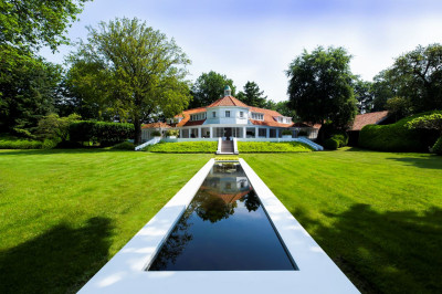 Gespot op Funda: de villa van Jan des Bouvrie. Met daarin 1 miljoen euro aan auto’s