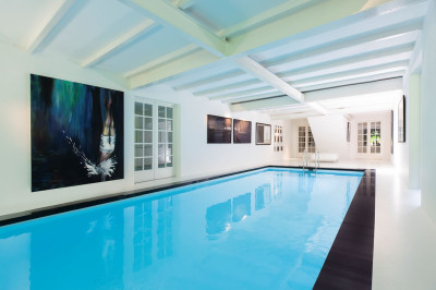 Gespot op Funda: de villa van Jan des Bouvrie. Met daarin 1 miljoen euro aan auto’s