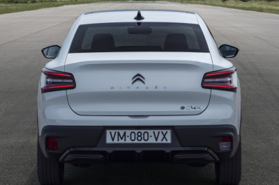 Waarom de elektrische Citroën C4 X wat Polestar 2-trekjes heeft