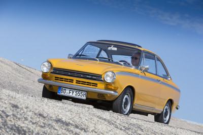 Gaan jullie mee? We gaan frikandellen halen in een Daf 55 Coupé