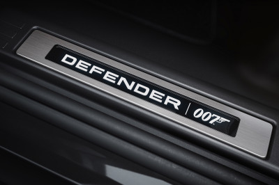 Defender ... Land Rover Defender! Van deze Bond Edition raak je 'shaken ánd stirred'