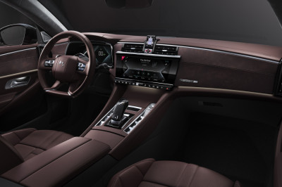 Test - In de DS 9 E-Tense 225 moet je niet allergisch zijn voor leer