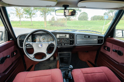 Erik over zijn Saab 900: in jaren is hij stokoud, maar hij oogt en rijdt als nieuw