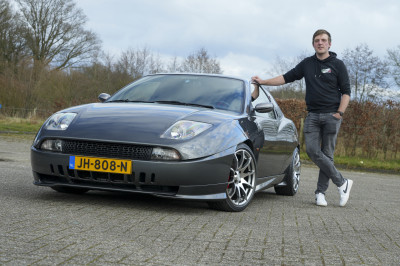 Marc heeft de snelste Fiat ooit en krijgt bewonderende blikken van Ferrari-rijders