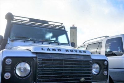 Bavo Galama jaagt op Terschelling op Land Rovers