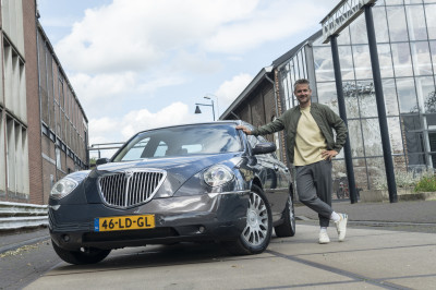 Alberto houdt van 'gevaarlijke' auto's en de Lancia Thesis is zijn favoriet