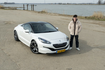Ezra over zijn Peugeot met Ferrari-dak: 'Mooier dan 'n standaard-Golfje'