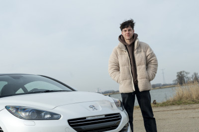 Ezra over zijn Peugeot met Ferrari-dak: 'Mooier dan 'n standaard-Golfje'