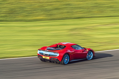 Welk sportwagenmerk bouwt de beste hybride auto? Ferrari of McLaren?