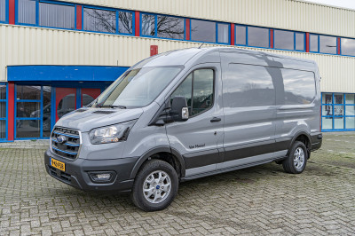 Test elektrische Ford Transit (2025): waarom een binnenspiegel in een gesloten cabine een goed idee is