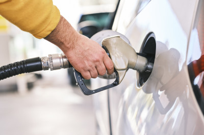 Een volle tank in België? Dat kan wel 34 euro schelen met Nederland