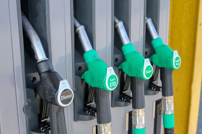 Benzineprijs: je betaalt nu voor volle tank tien euro minder dan een jaar geleden