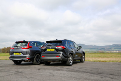 Tweedehands hybrides: Toyota RAV4 vs. Honda CR-V - ga je voor het mooiste of ruimste interieur?