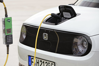 Waarom 20 procent van de elektrische auto-bezitters toch weer voor brandstof kiest