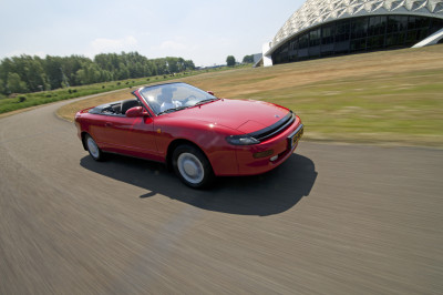 Wie 30 jaar of ouder is, maakt een sprongetje van blijdschap als deze Toyota terugkeert