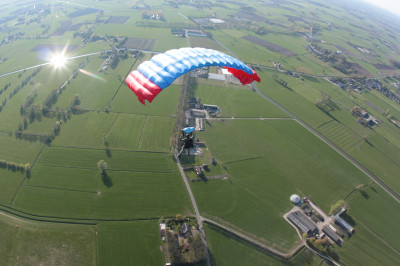 Wie durft? Win bij Auto Review een parachutesprong bij Sky Dive Teuge