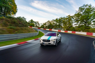 Rondje meerijden op de Nürburgring? Boek de Jaguar i-Pace Ringtaxi.
