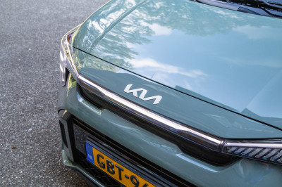 Autoverkopen juni 2025: deze benzineauto houdt moedig stand tussen EV’s en hybrides