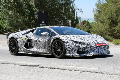Nieuwe Lamborghini Aventador heeft vier enorme uitlaatpijpen. En een stekker ...