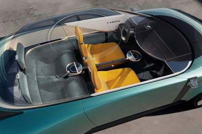 Lancia Pu+Ra (2023) krijgt wielen en verandert van dakkoffer in een echte auto