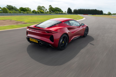 Lotus Emira test: met deze sportwagen neemt Lotus afscheid van de verbrandingsmotor