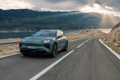 Elektrische Porsche Cayenne laadt op zonder kabel en trekt caravans zowat uit elkaar