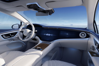 Met de elektrische Mercedes EQS sta je niet vaak bij de laadpaal