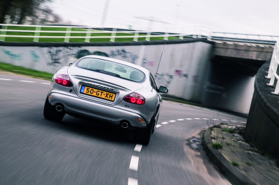 Aston Martin DB7 Vantage - Jaguar XKR: Poepchic voor weinig poen