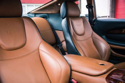 Aston Martin DB7 Vantage - Jaguar XKR: Poepchic, maar niet poenerig