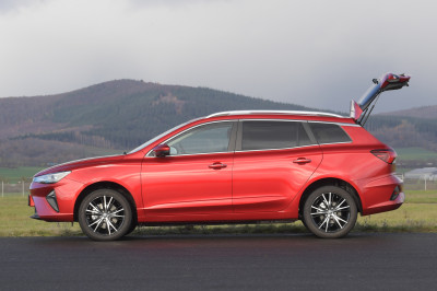 TEST - Met nieuwkomer MG5 Electric geef je routiniers Peugeot 308 en VW Golf financieel ervan langs