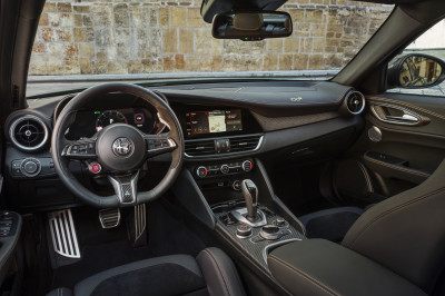 Als je een Alfa Romeo gaat kopen, laat het dan deze Giulia of Stelvio zijn