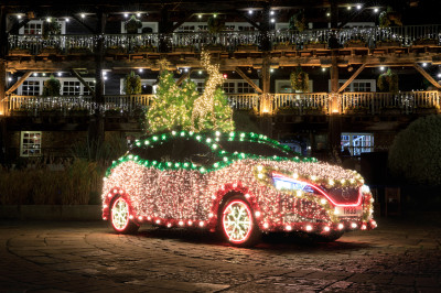 Nissan Leaf vermomd als kerstboom