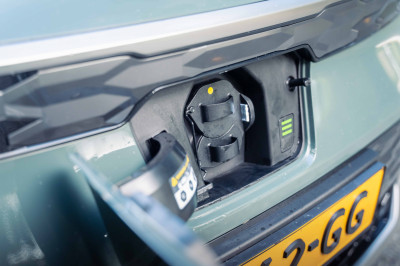 Kia Niro EV: zo handig is de 220V-aansluiting op de neus van deze elektrische auto