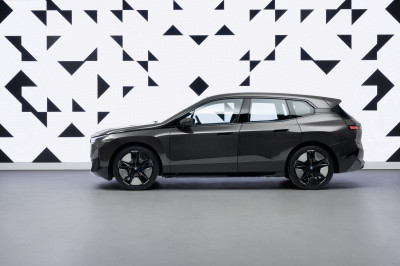 Ben je de kleur van je auto zat? Deze BMW verandert zo van tint!