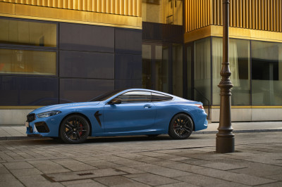 De gefacelifte BMW 8-serie heeft zijn tanden iets te fel laten bleken