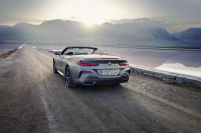De gefacelifte BMW 8-serie heeft zijn tanden iets te fel laten bleken