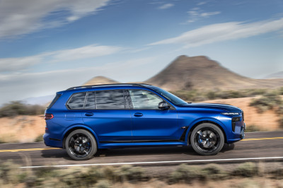 Herman Finkers zou de gefacelifte BMW X7 een 'lief kind' noemen