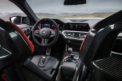 Je kunt het aan zijn priemende gele ogen zien: de BMW M4 CSL is bezeten