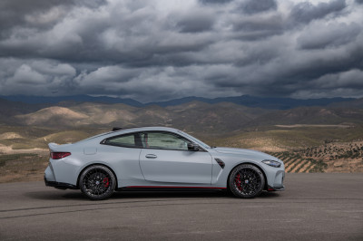 Je kunt het aan zijn priemende gele ogen zien: de BMW M4 CSL is bezeten