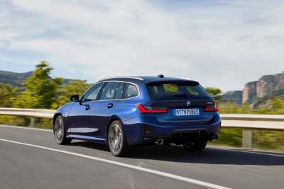 Gefacelifte BMW 3-serie heeft 'glazen' dashboard uit de elektrische i4