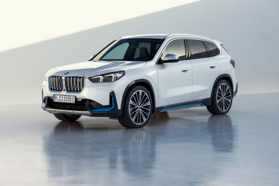 Prijsvergelijking: BMW iX1 Launch Edition veel goedkoper dan elektrische suv’s van Mercedes, Audi en Volvo