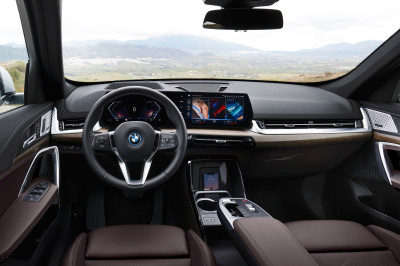 BMW iX1 (2023) test: van deze elektrische suv zit de Volvo XC40 Recharge rechtop in zijn bed