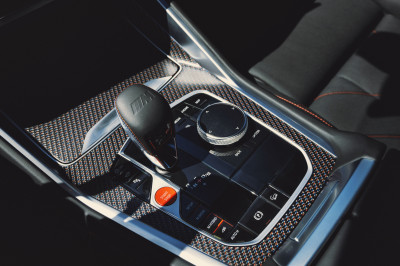 Deze BMW XM Label Red vind je pas mooi na een fles Red Label