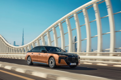 Deze elektrische topsedan van BMW heeft meer pk's, maar is trager dan de M5