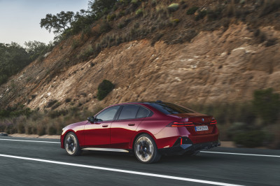 BMW 5-serie en BMW i5 verblijden iedereen van foute types tot boomknuffelaars